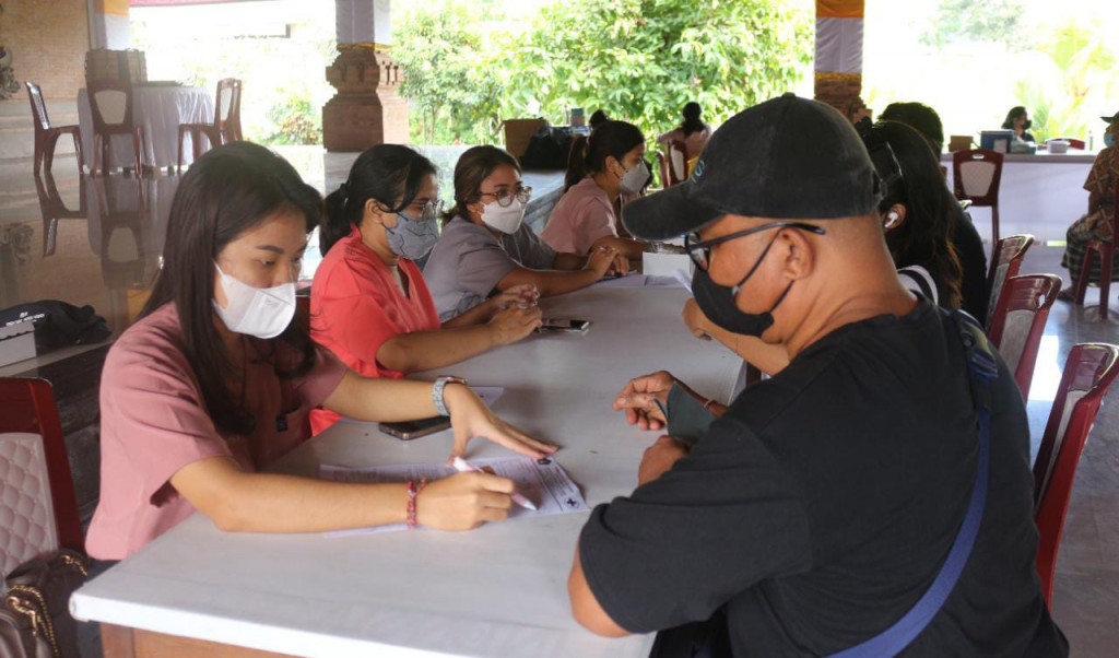 Tetap Ikuti Protokol Kesehatan, Hari Ketiga Vaksinasi Booster di Desa Dalung